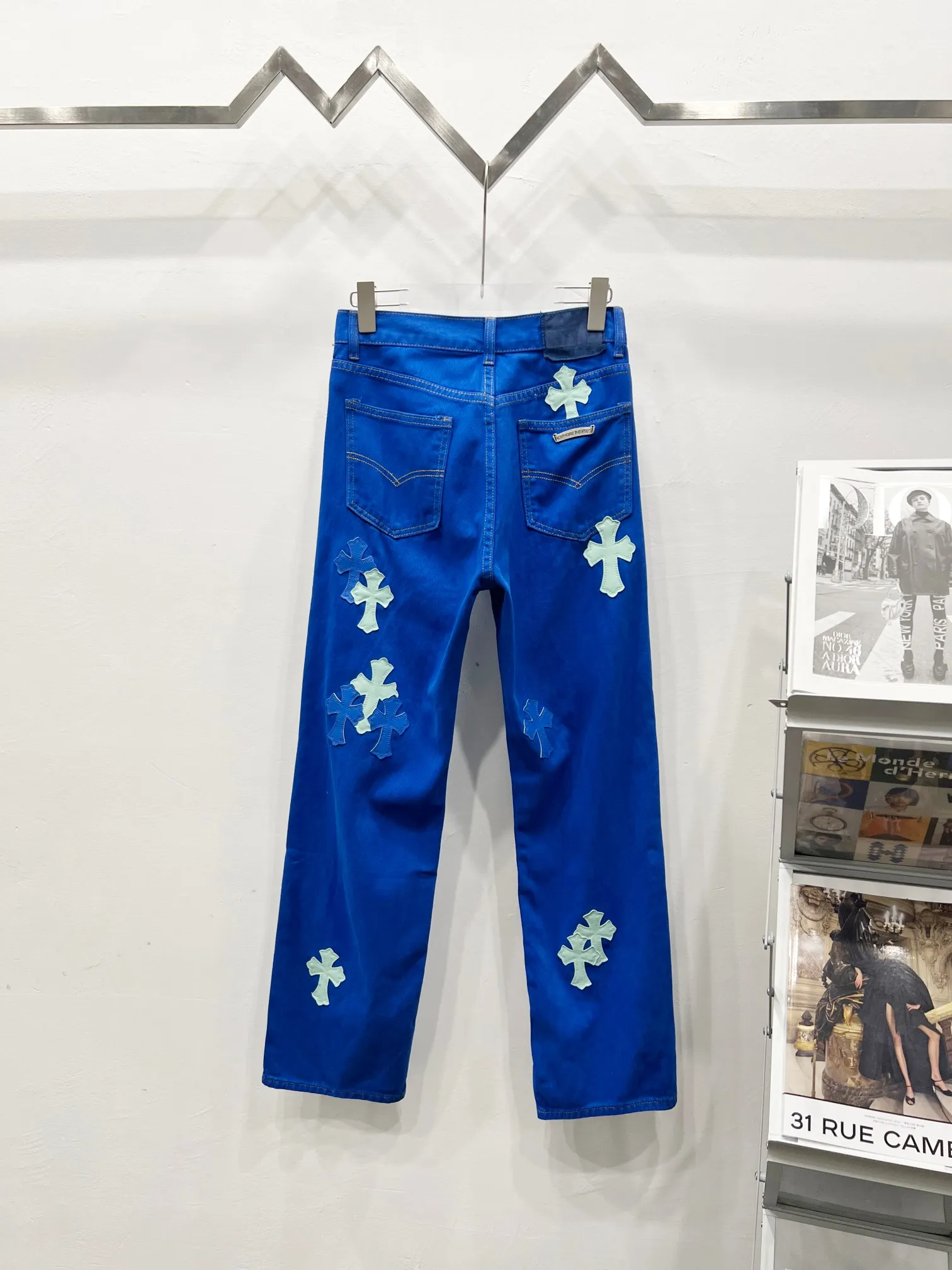 P270 Style number: (C002) Chrome hearts CH co-branded Drak Miami blue jeans exude uninhibited personality and unique charm. Every wear and tear is carefully designed to present a unique artistic feel. Made of imported denim fabric, which has undergone heavy industrial washing and destruction treatment, the trousers show a super cool effect on the upper body, allowing you to dominate the fashion stage.  This is more than just a pair of jeans, it is an expression of attitude. With its unique design concept and ultimate pursuit of details, Croxin breaks traditional boundaries and defines the jeans trend in the new era. The trousers are made of double-layer woven fabric with customized hardware. Italian-made special cowhide is printed and cut. Custom-made sheepskin three-layer thick-line leather. The entire body is spliced ​​in heavy water washing. Craftsmen hand-splash ink. You can see the details. Three-dimensional cutting version. Loose and comfortable, not flattering. Makes you taller and slimmer. Factory quality control. Same style for men and women. Can be matched with couples. Versatile recommendation. Must-have jeans for all seasons. Color: blue Size: 28-30-32-34